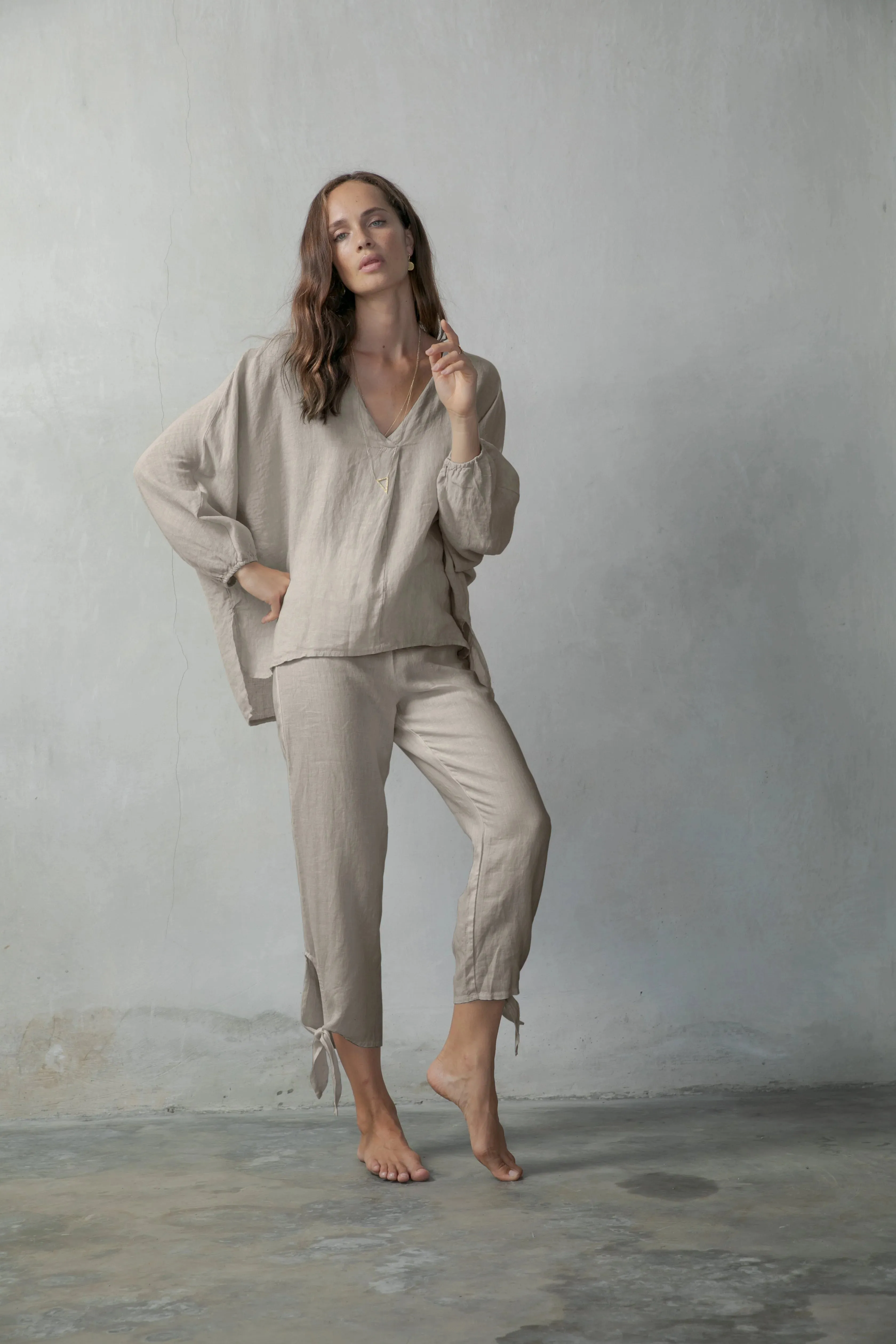 Relaxed Pallocino Top   Tie-Knot Capri Pants Oatmeal